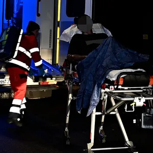 Der lebensgefährlich verletzte Bewohner der Wohnung in Hamburg-Rahlstedt wird ins Krankenhaus gebracht.