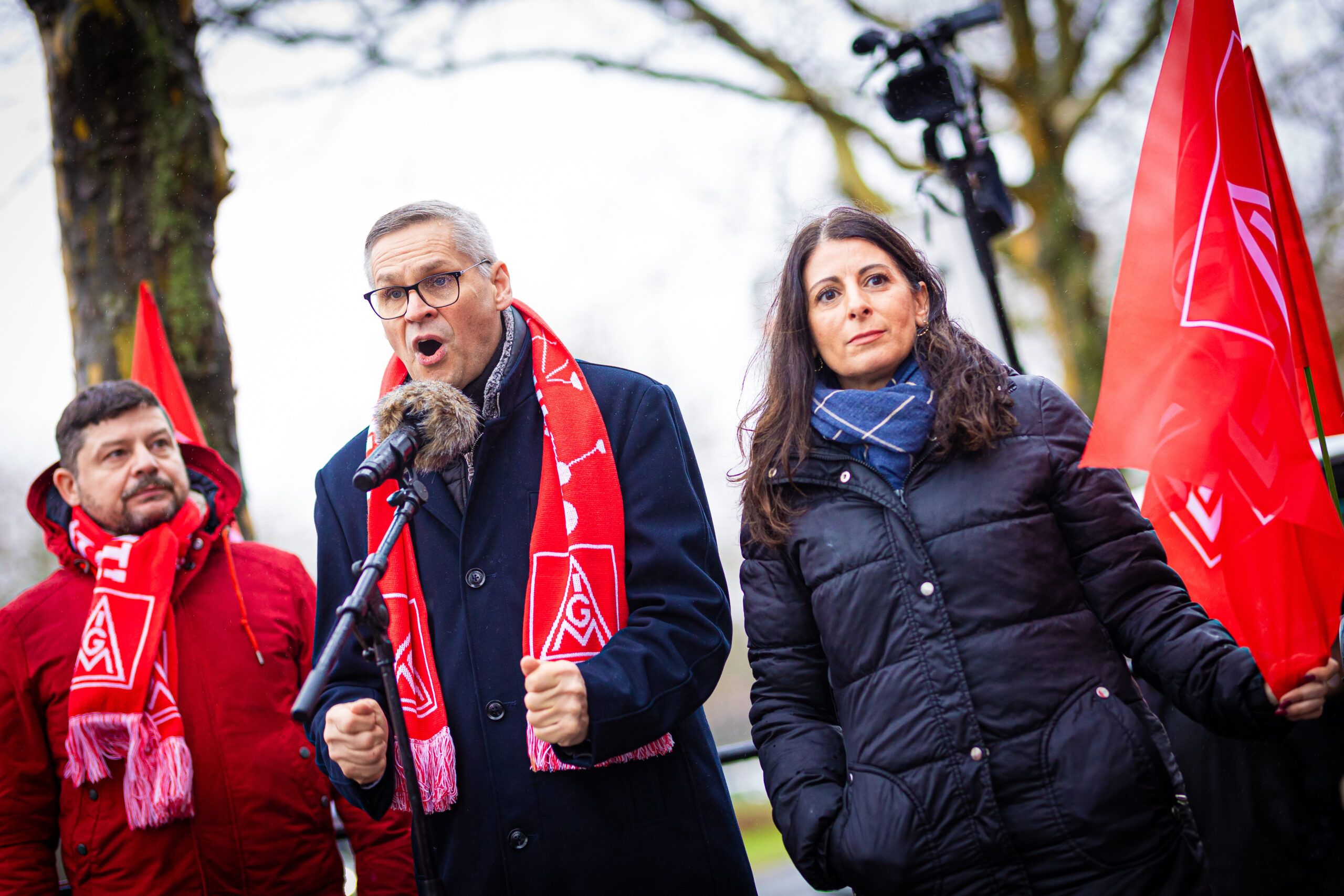 Thorsten Gröger (2.v.l), Bezirksleiter der IG Metall in Niedersachsen und Sachsen-Anhalt, und Daniela Cavallo, Betriebsratsvorsitzende von VW, vor dem Hotel, in dem die fünfte Tarifrunde verhandelt wird.