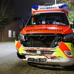 Rettungswagen kracht auf Einsatzfahrt mit Pkw zusammen – zwei Verletzte in Elmshorn