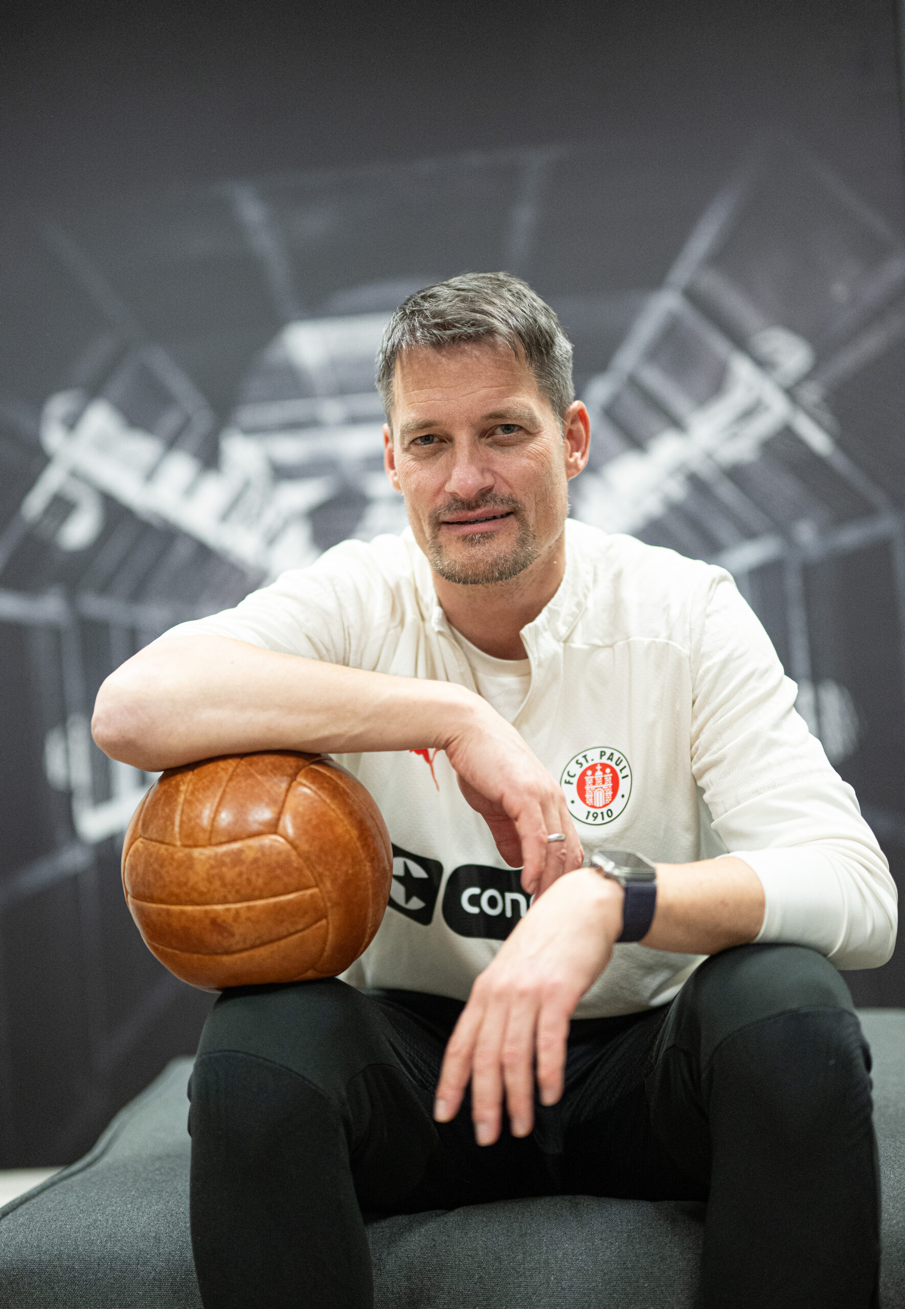 St. Pauli-Trainer Alexander Blessin mit Ball in der Hand