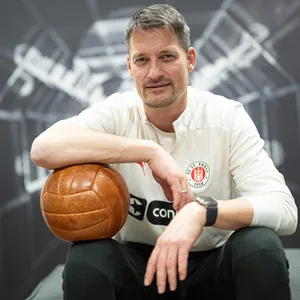 St. Pauli-Trainer Alexander Blessin mit Ball in der Hand