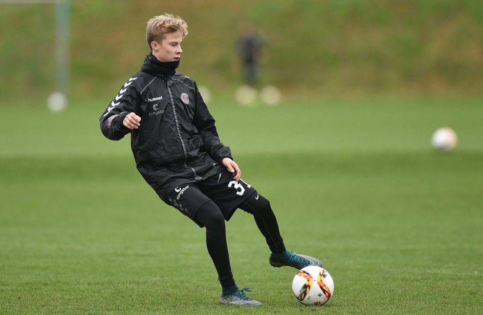 Sam Schreck im Profi-Trainiung des FC St. Pauli