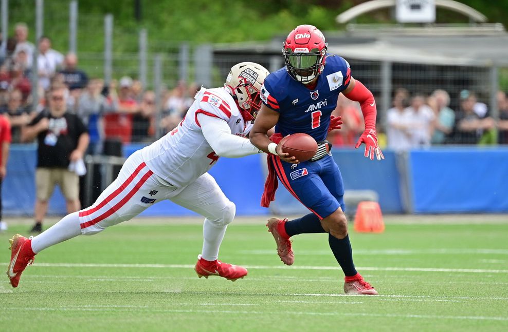 Berlins Kyle Kitchens bringt Hamburgs Quarterback Salieu Ceesay bei einem Spiel 2022 zu Fall