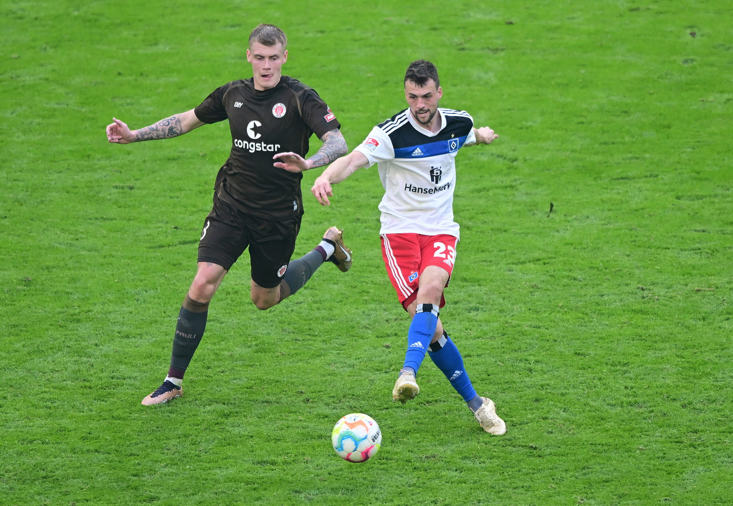 Eric Smith im Zweikampf mit Jonas Meffert