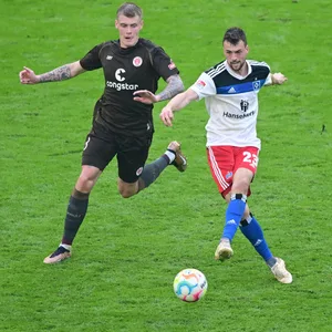 Eric Smith im Zweikampf mit Jonas Meffert