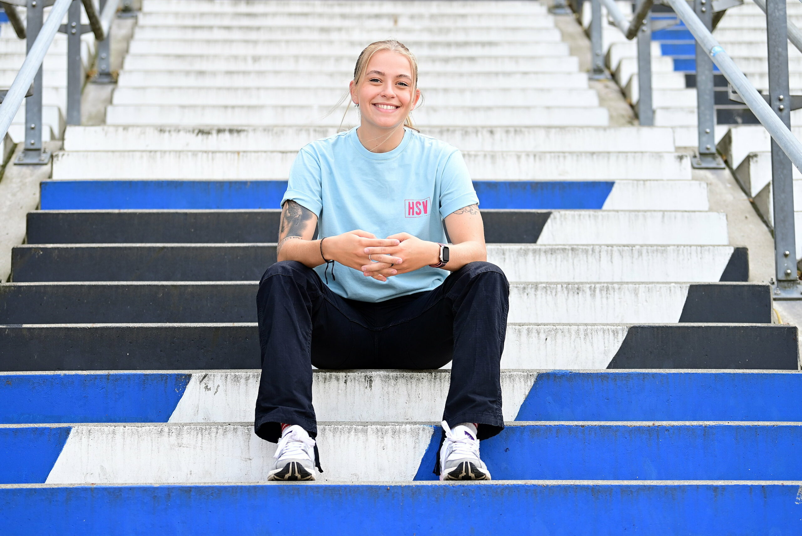 Dana Marquardt lächelt auf den Treppen des Volksparkstadions