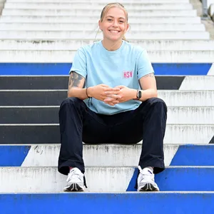 Dana Marquardt lächelt auf den Treppen des Volksparkstadions