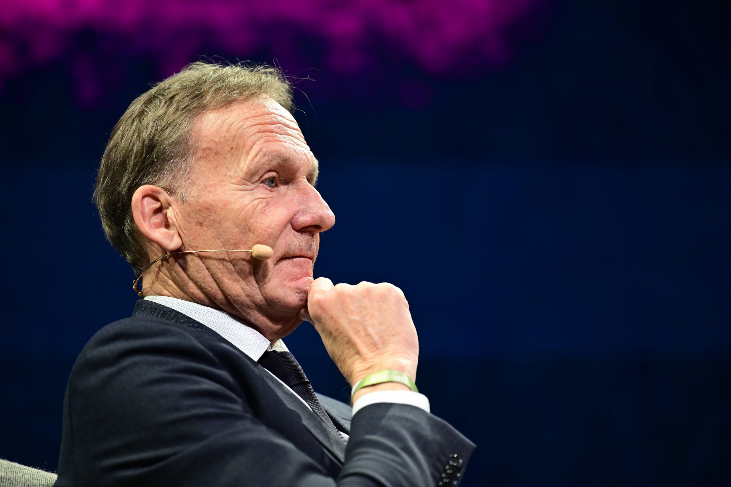 Hans-Joachim Watzke bei einer Diskussionsrunde auf der SPOBIS Conference 2024 in Hamburg