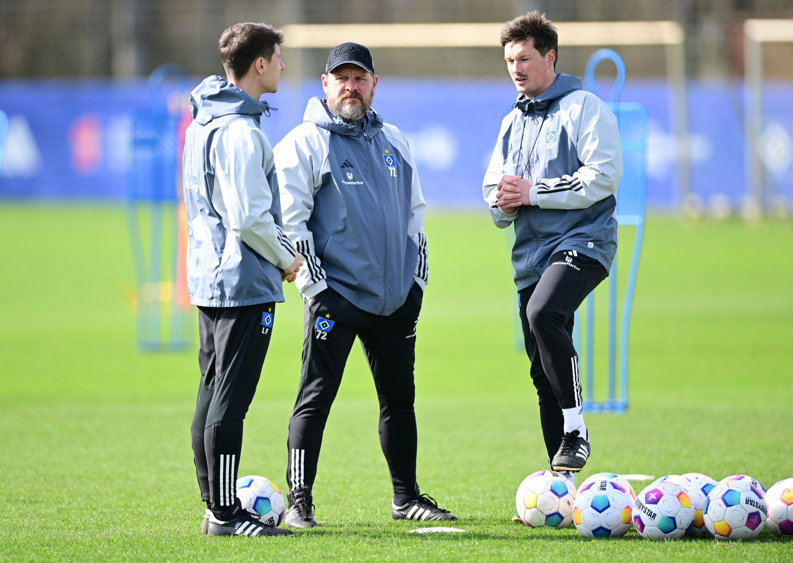 Ex-HSV-Trainer im Steffen Baumgart unterhält sich mit den Co-Trainern Loic Favé und Merlin Polzin.