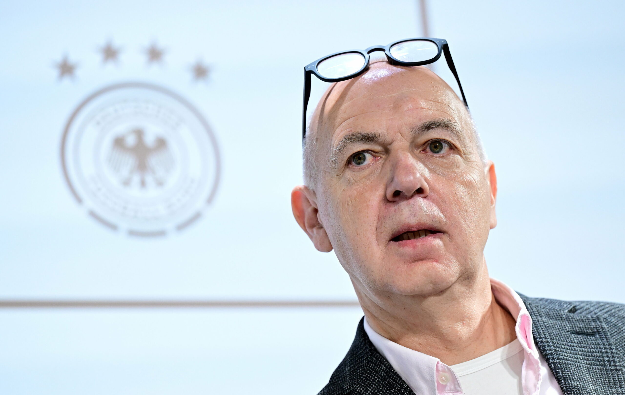 Bernd Neuendorf auf dem Podium bei einer Pressekonferenz des Deutschen Fußballbundes