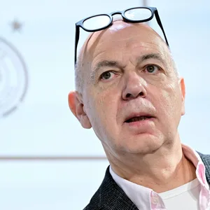 Bernd Neuendorf auf dem Podium bei einer Pressekonferenz des Deutschen Fußballbundes