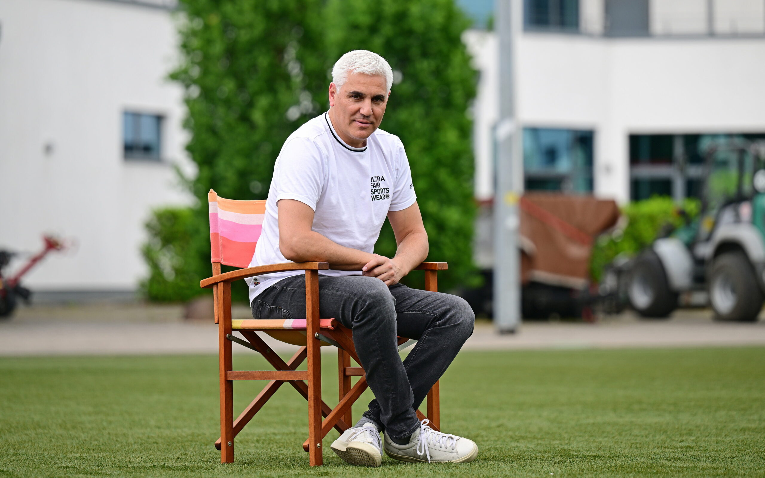 Andreas Bornemann sitzt auf einem Stuhl auf St. Paulis Trainingsplatz.