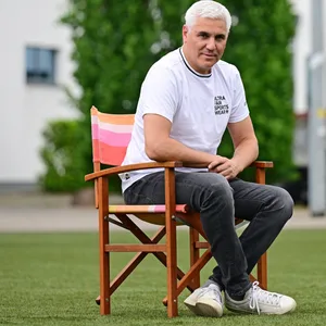 Andreas Bornemann sitzt auf einem Stuhl auf St. Paulis Trainingsplatz.
