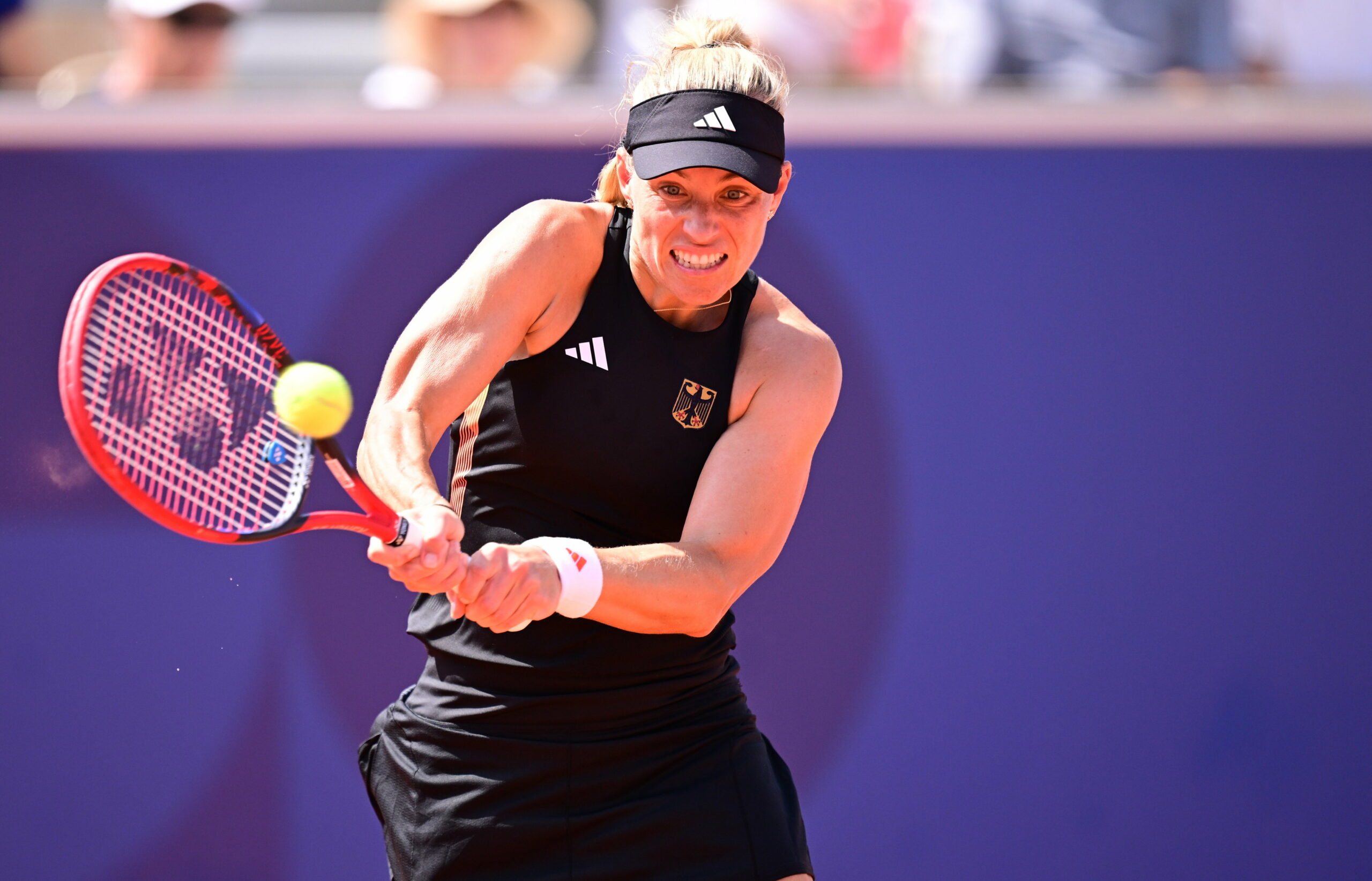 Angelique Kerber schlägt einen Tennisball in Paris