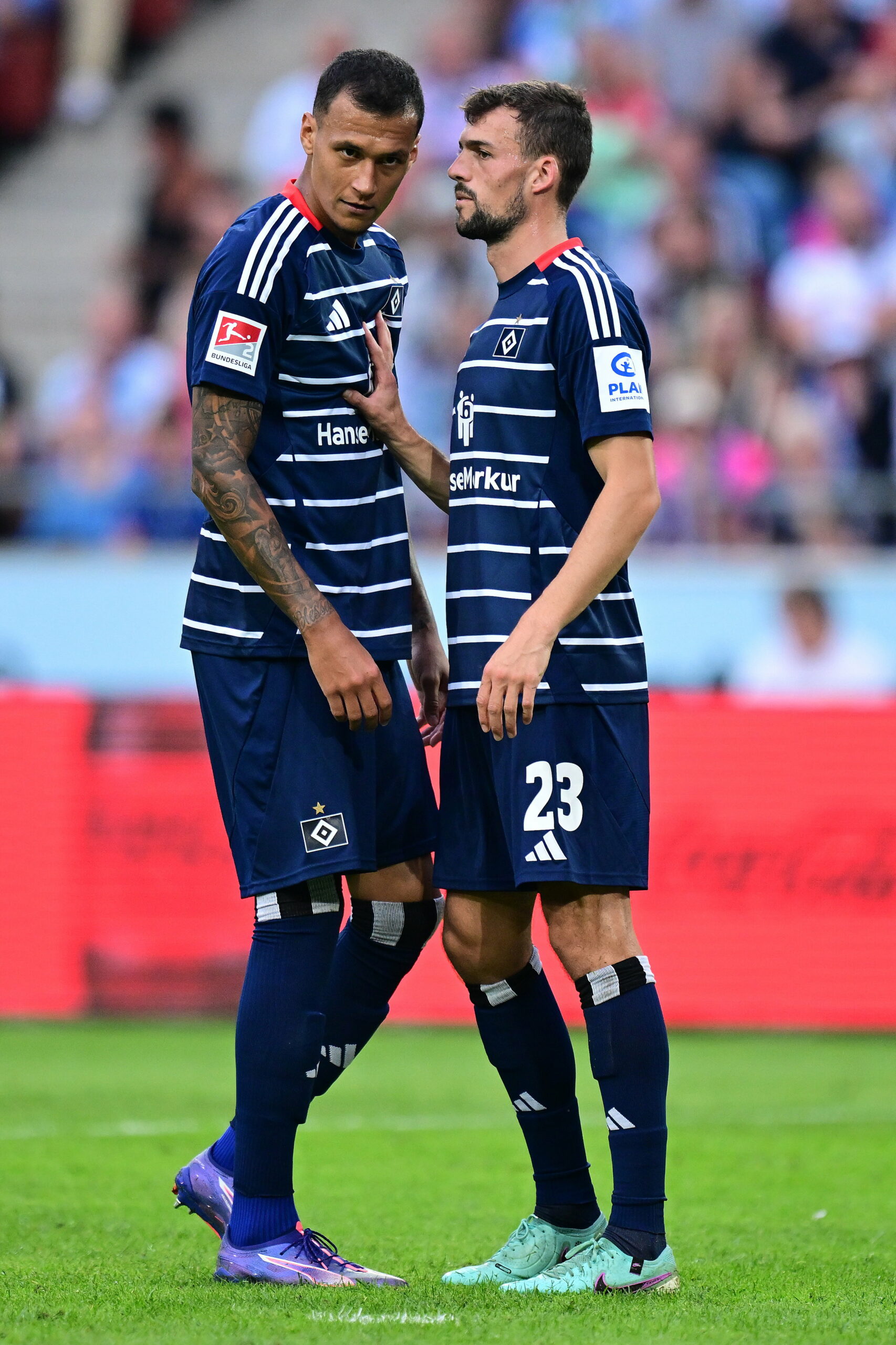 Davie Selke und Jonas Meffert stehen sich auf dem Platz gegenüber.