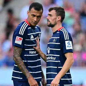 Davie Selke und Jonas Meffert stehen sich auf dem Platz gegenüber.