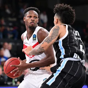 Towers-Guard Jaizec Lottie versucht, Joel Ayayi aufzuhalten.