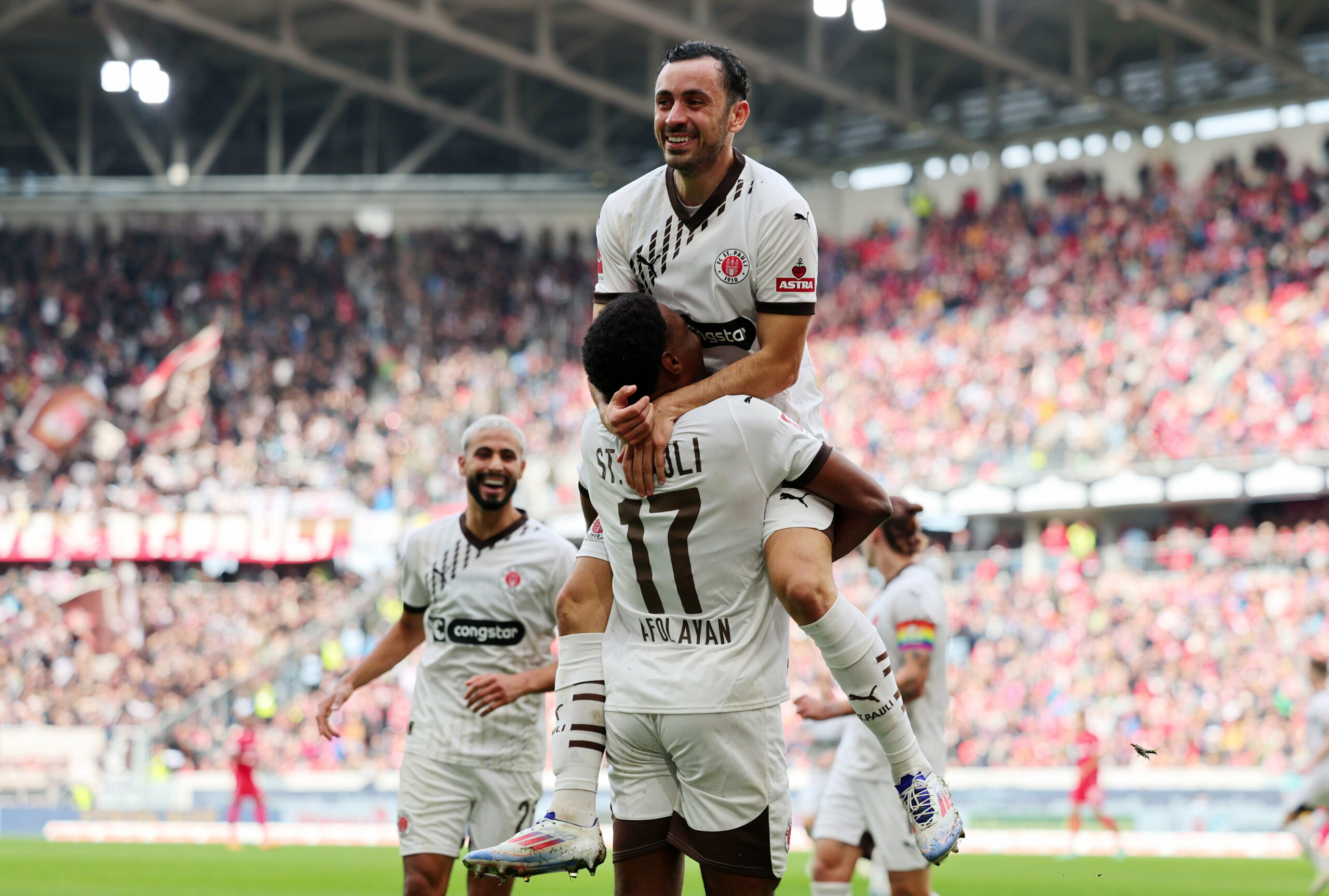 Oladapo Afolayan und Manolis Saliakas feiern ein St. Pauli-Tor in Freiburg