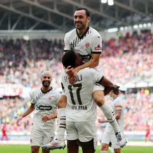 Oladapo Afolayan und Manolis Saliakas feiern ein St. Pauli-Tor in Freiburg