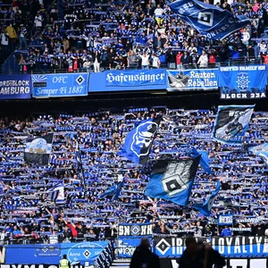 Die Fans in der Nordkurve des Volksparkstadions zeigen ihre Schals