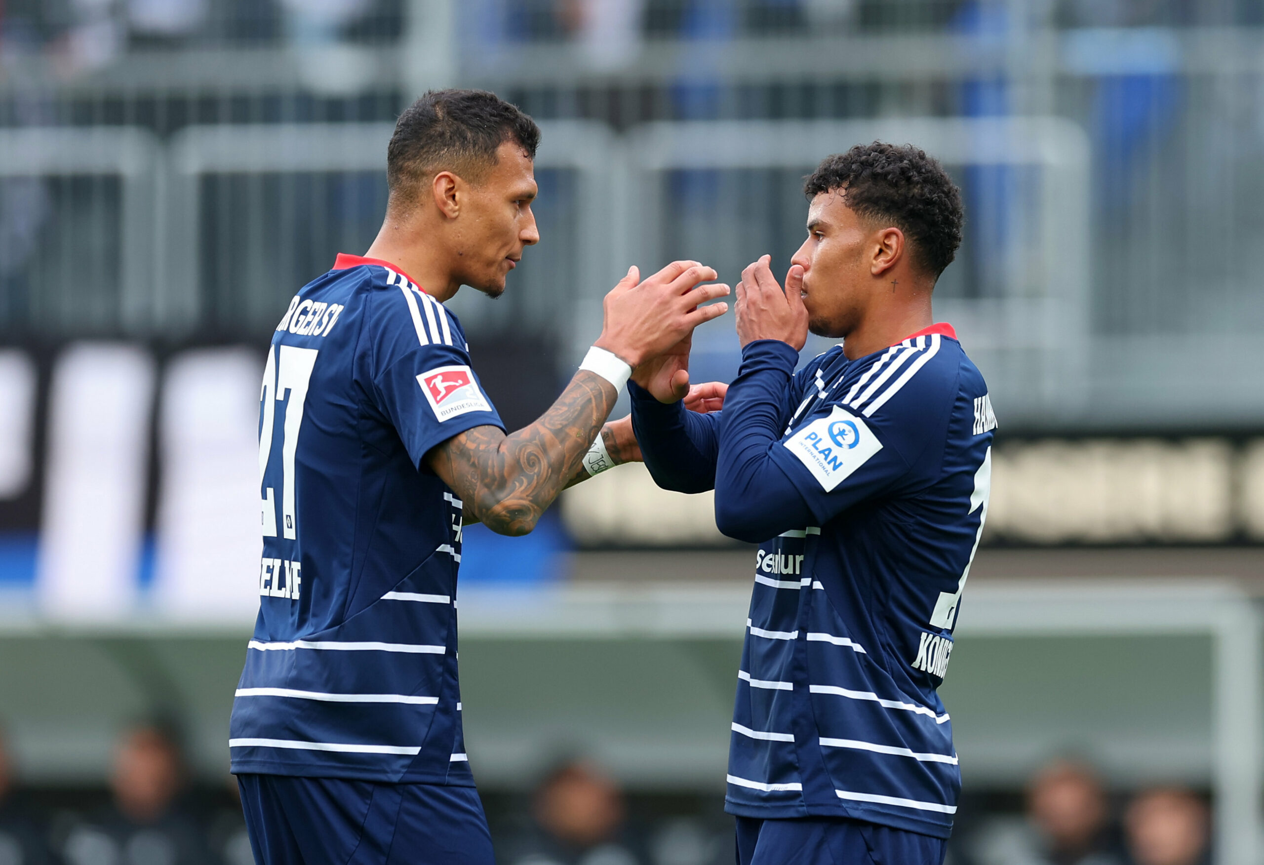 Die HSV-Stürmer Davie Selke und Ransford Königsdörffer unterhalten sich auf dem Platz.