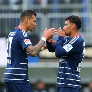 Die HSV-Stürmer Davie Selke und Ransford Königsdörffer unterhalten sich auf dem Platz.