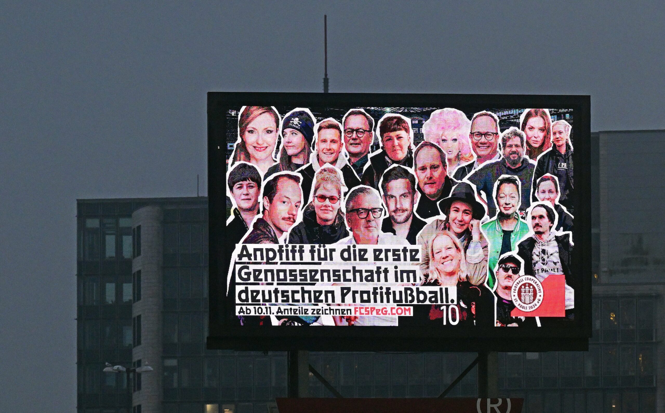 Werbung für die FCSPeG auf der Anzeigetafel am Millerntor