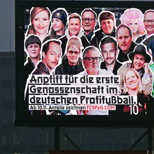 Werbung für die FCSPeG auf der Anzeigetafel am Millerntor