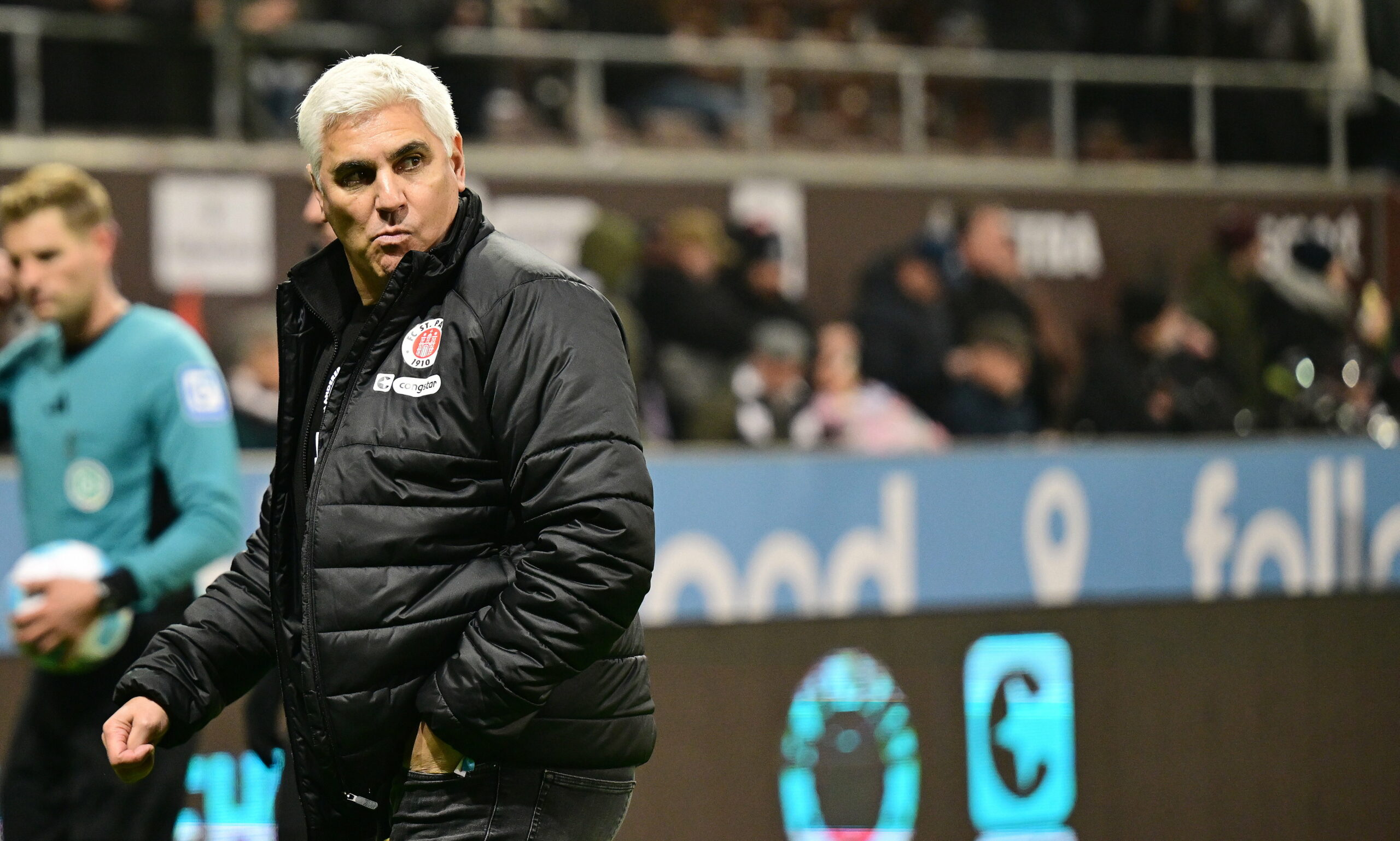 St. Pauli-Sportchef Andreas Bornemann schaut im Millerntor-Stadion nach hinten