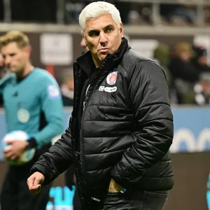St. Pauli-Sportchef Andreas Bornemann schaut im Millerntor-Stadion nach hinten