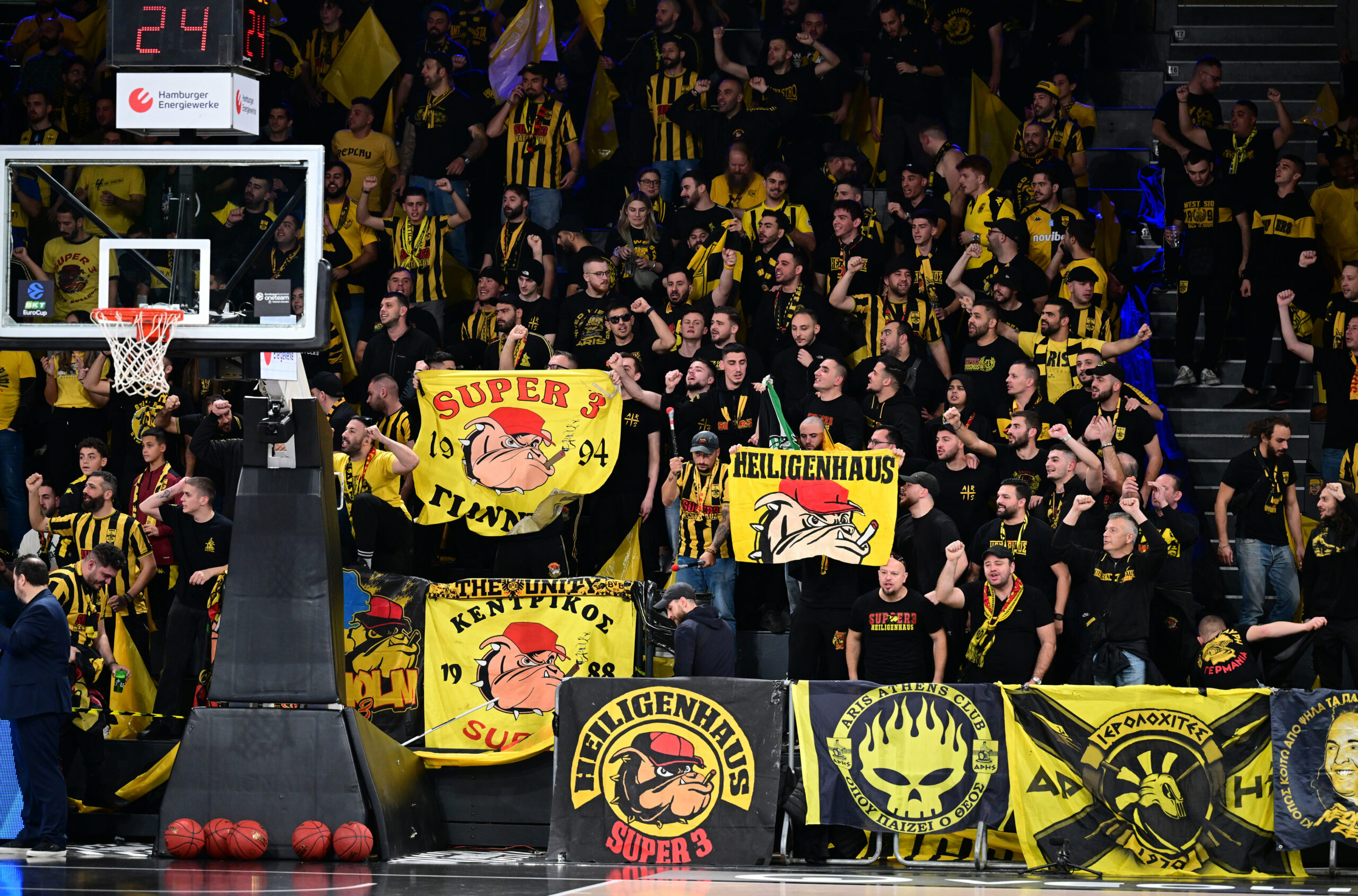 Basketball-Fans von Thessaloniki in Hamburg