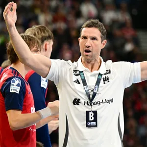 HSVH-Trainer Torsten Jansen hebt am Spielfeldrand die Arme in die Luft
