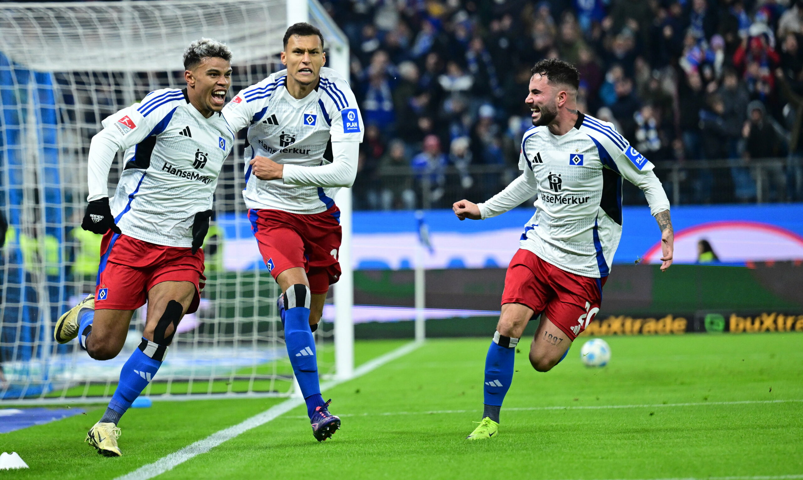 Ransford Königsdörffer, Davie Selke und Marco Richter brüllen beim Jubeln ihre Freude heraus