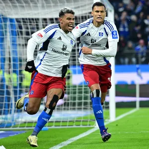 Ransford Königsdörffer, Davie Selke und Marco Richter brüllen beim Jubeln ihre Freude heraus
