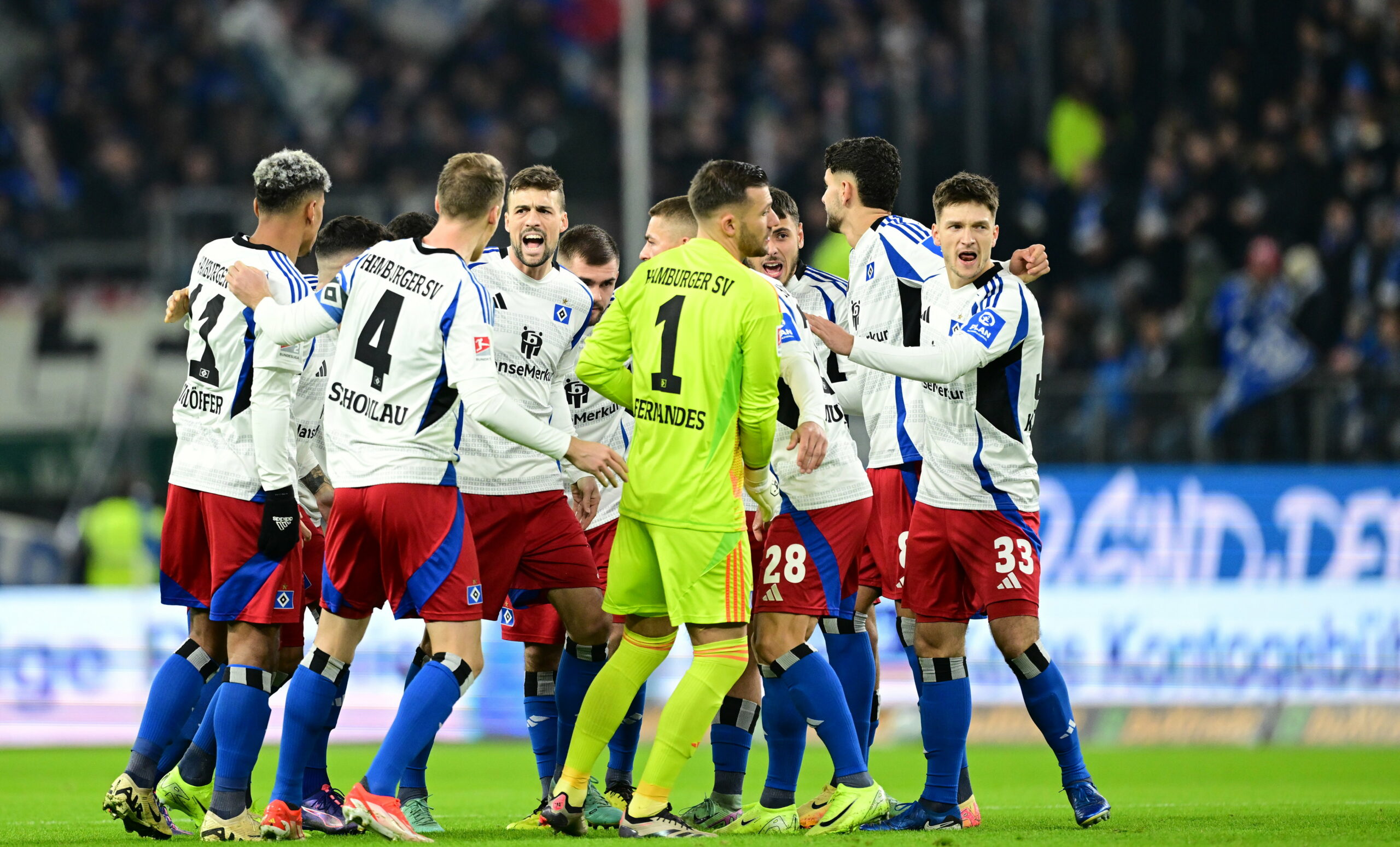 Die Profis des HSV verlassen den Teamkreis.