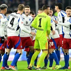 Die Profis des HSV verlassen den Teamkreis.