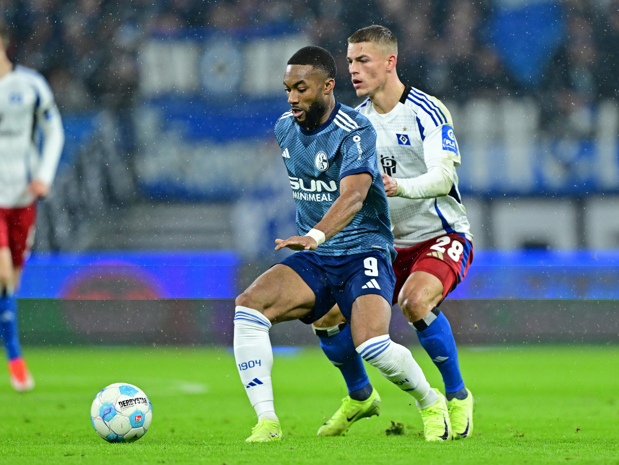 Schalkes Moussa Sylla im Duell mit Miro Muheim vom HSV