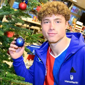 Hannes Hermann vor einem Weihnachtsbaum