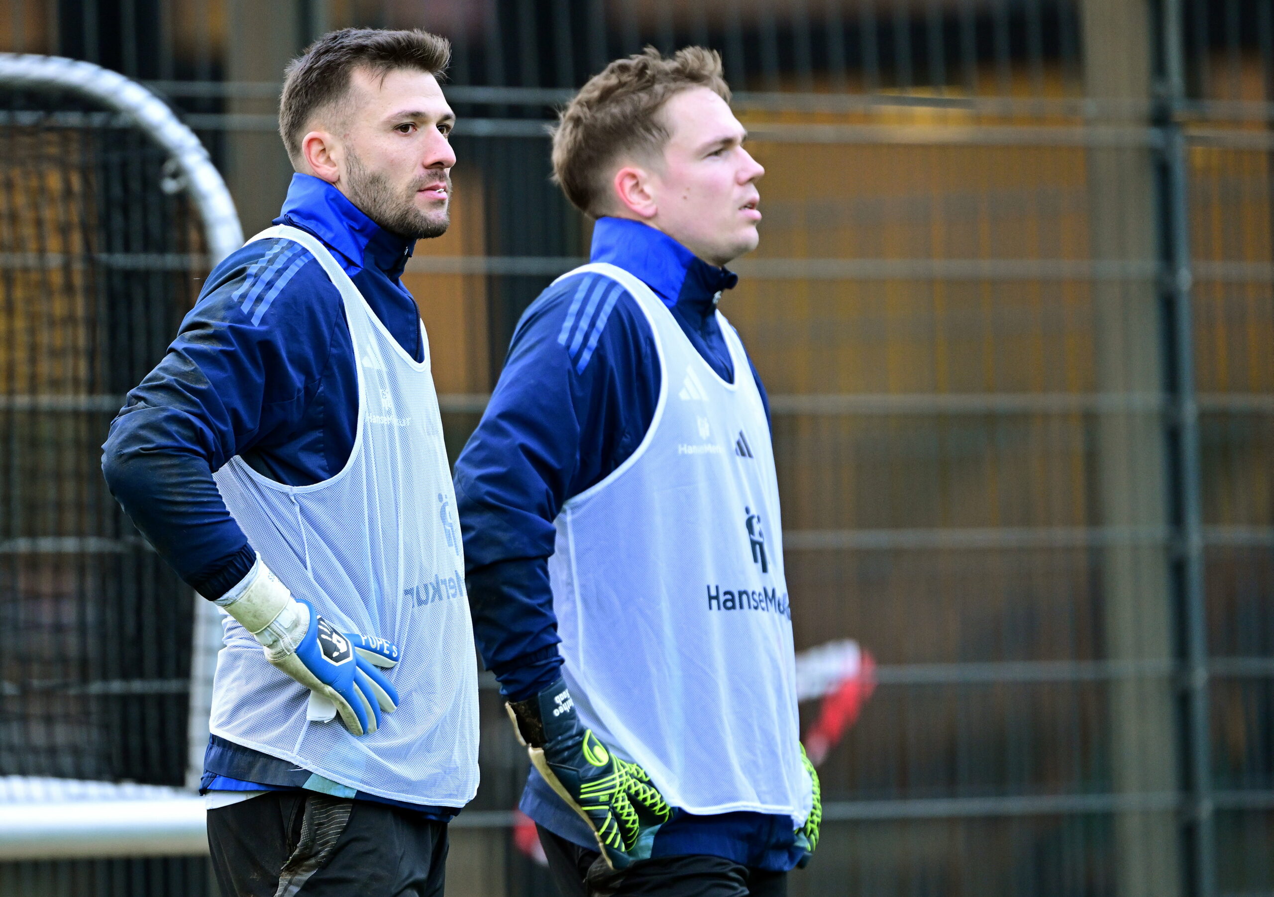 Daniel Heuer Fernandes und Matheo Raab im HSV-Training nebeneinander