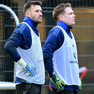Daniel Heuer Fernandes und Matheo Raab im HSV-Training nebeneinander