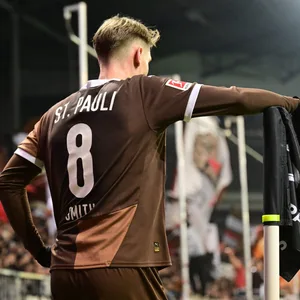 Eric Smith wartet an der Eckfahne
