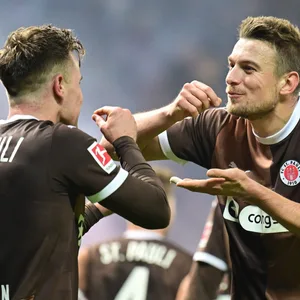 Johannes Eggestein und Hauke Wahl beim Espresso-Jubel