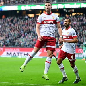 Ermedin Demirovic bejubelt sein Tor zum 1:1 in Bremen