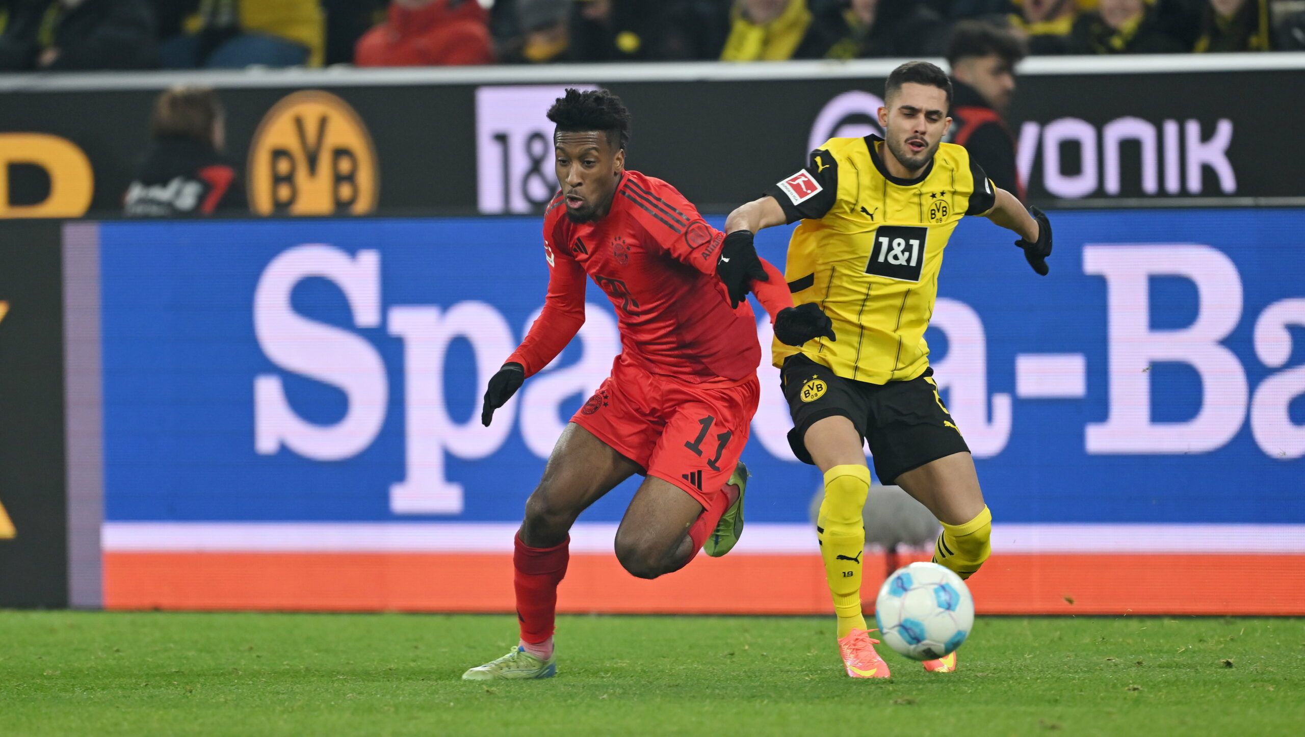 Kingsley Coman im Laufduell mit Dortmunds Yan Couto