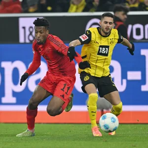 Kingsley Coman im Laufduell mit Dortmunds Yan Couto
