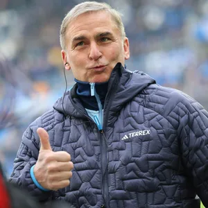 Daumen hoch: HSV-Sportvorstand Stefan Kuntz ist zufrieden