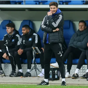 HSV-Trainer Merlin Polzin lacht an der Seitenlinie