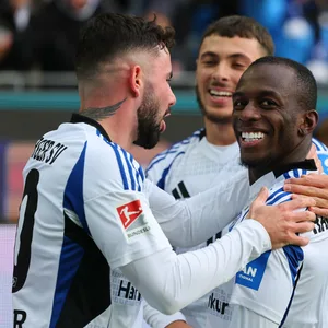 Jean-Luc Dompé feiert ein Tor in Karlsruhe.