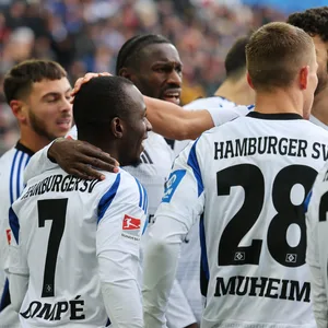 Großer HSV-Jubel in Karlsruhe. Vor allem Doppeltorschütze Jean-Luc Dompé wird gefeiert.