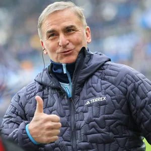HSV-Sportvorstand Stefan Kuntz freut sich